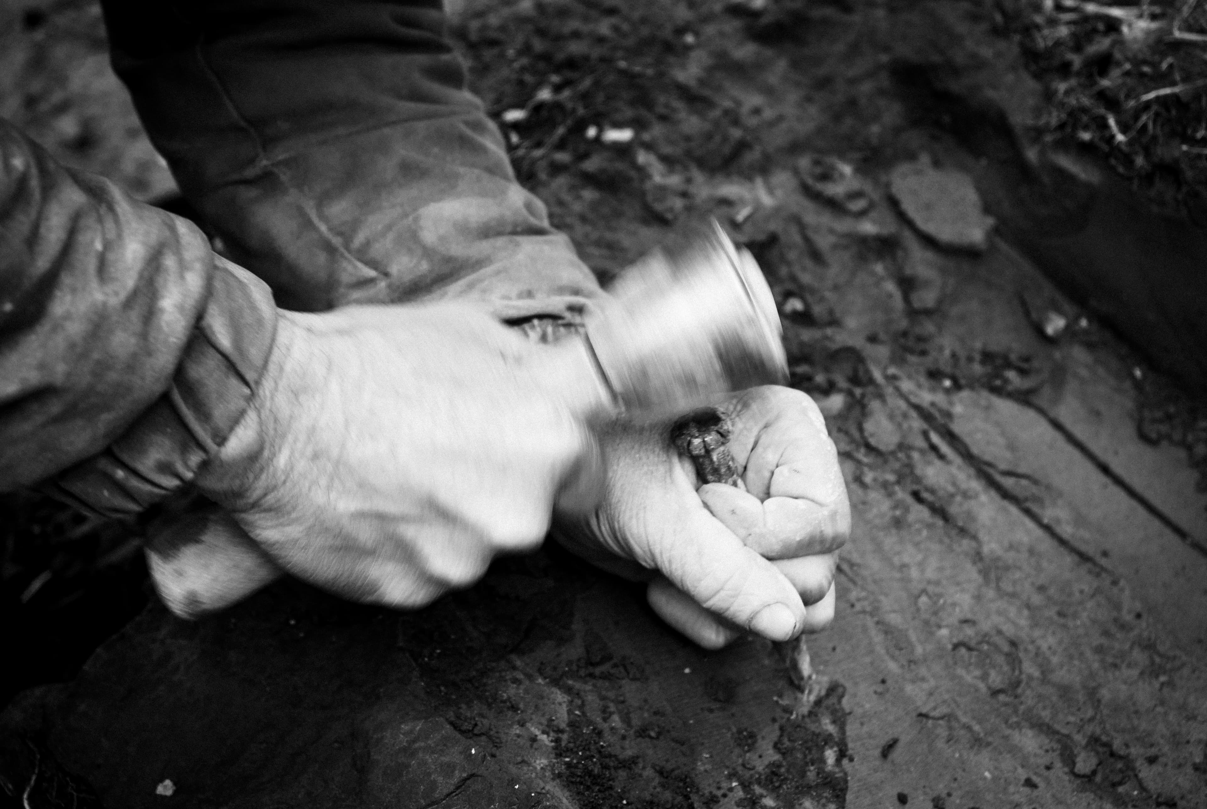 Travail de la pierre — détail des mains