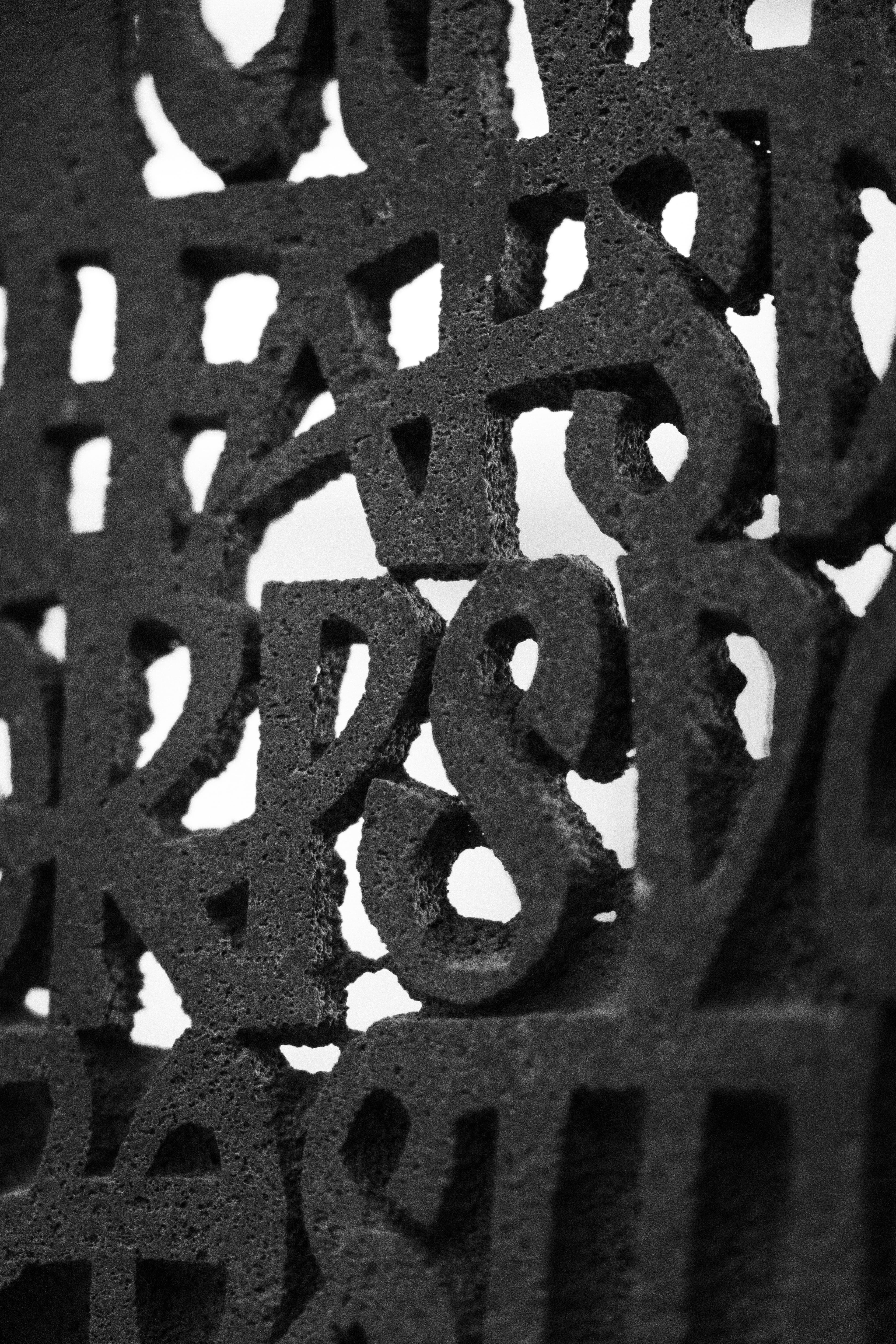 Sculpture typographique en pierre